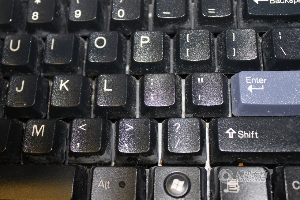 稍微比XUXU的键盘干净一点儿，看来擦的比较勤快，但是看看键的根部，就知道清洁的太不彻底！