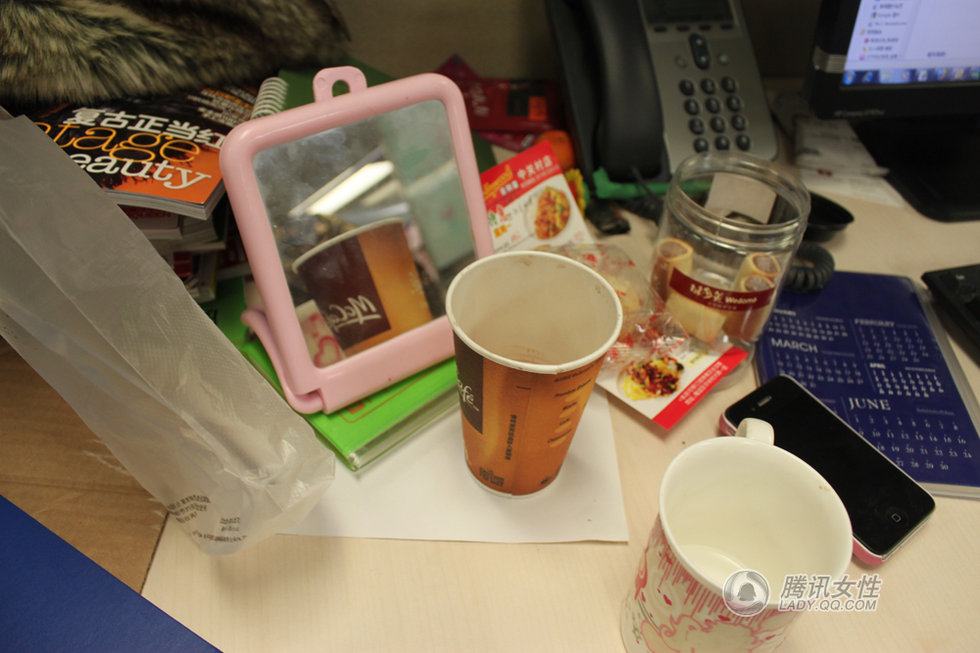 废气的咖啡杯、粉粉的小镜子，爱美的SUKI同学，你能清理下你的办公桌吗？